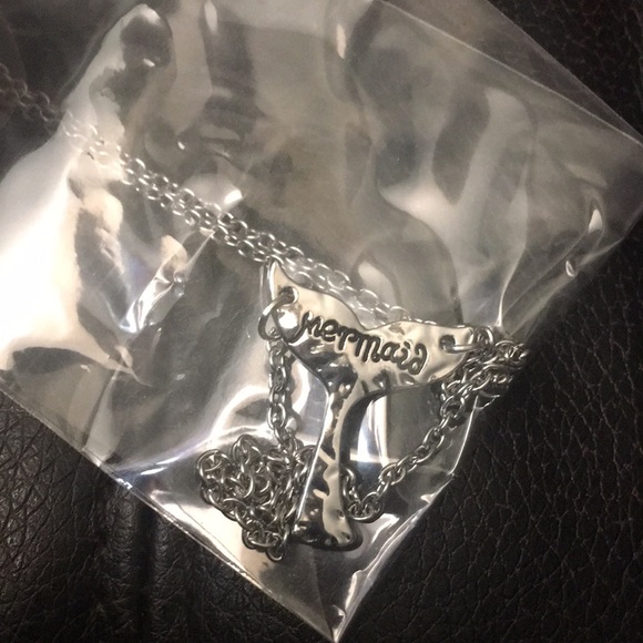 🌊 Gorgeous Mermaid Tail Necklace- silver tone - Picture 6 of 6